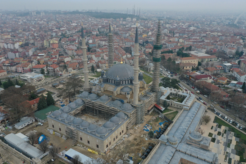 <p>Restorasyonda olmayan kısımları ziyarete açık olan Selimiye Camisi, çok sayıda ziyaretçi çekti. Edirne Kültür ve Turizm Müdürü Kemal Soytürk, AA muhabirine, UNESCO Dünya Mirası Listesi'nde yer alan caminin kent turizminin en önemli değeri olduğunu söyledi.</p>