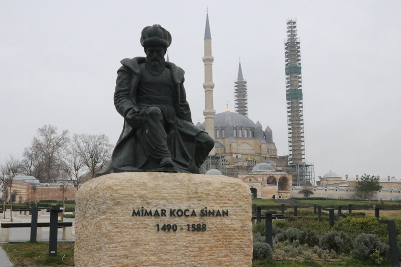 <p>Camideki restorasyon çalışmalarının ziyaretçi sayısını etkilemediğine dikkati çeken Soytürk, 'Caminin restorasyonuna tanıklık etmek bir şans. Özellikle mimarlık ve mühendislik öğrencilerinin çalışmaları görmek için camiyi ziyaret ettiğini görüyoruz. Bu süreçte minarelerin dışındaki iskelelere hayranlıkla bakan mimar adaylarını gördük.' dedi.<br></p>