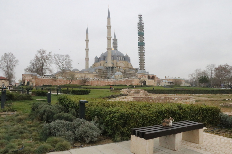 <p>Çevre, Şehircilik ve İklim Değişikliği Bakanlığınca düzenlemesi yapılan Selimiye Meydanı ile caminin bir bütünlük oluşturduğunu anlatan Soytürk, şunları kaydetti:<br></p>
