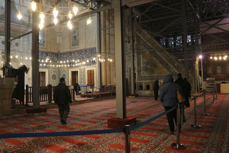 <p>'Camideki restorasyon çalışmaları ibadet ve ziyarete açık devam ediyor. 2023 yılında yaklaşık 5 milyon turistin Selimiye'yi ziyaret ettiğini değerlendiriyoruz. Bu değerlendirme camiden görevli din ve güvenlik görevlilerinden edinilen bilgi kapsamında gerçekleşiyor. Özellikle Avrupa'da yaşayan vatandaşlarımızın memleketlerine geldikleri yaz aylarında yoğun bir hareketlilik yaşanıyor. Bununla birlikte Edirne'nin İstanbul'a yakın bir konumda olması ve buradan gelen misafirlerimiz Selimiye'nin ziyaretçi sayısında önemli bir yere sahip.<br></p>