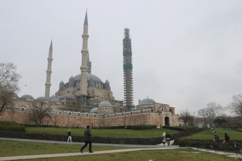 <p>Soytürk, Edirne'ye gelen turistlerin camiyi ziyaret etmeden kentten ayrılmadığını vurguladı.<br></p>