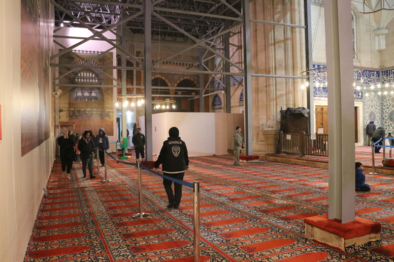 <p>Özellikle cuma, cumartesi ve pazar günleri başta İstanbul olmak üzere çevre illerden gelen ziyaretçiler için Selimiye Camisi önemli bir turizm destinasyonu. Mimar Sinan'ın başyapıtı olan Selimiye'yi restorasyonuyla gözlemlemek çok büyük bir ayrıcalık. Çevre, Şehircilik ve İklim Değişikliği Bakanlığı tarafından düzenlemesi yapılan Selimiye Meydanı da ayrı bir destinasyon oldu. O meydandan Yemiş Kapanı Hanı'nın kalıntıları arasında yürümek Selimiye'yi uzaktan temaşa etmek çok ayrı bir duygu.'<br></p>
