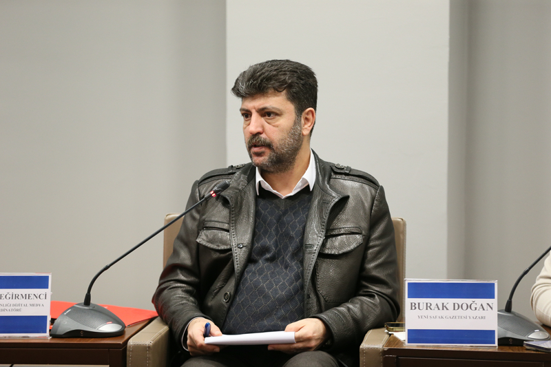 <p>İnsanların bu zamanın 2 saat 36 dakikasını ise sosyal medyada geçirdiğini ifade eden Doğan, 'Sosyal medyada paylaşılan her şey gündeme geliyor. Ancak bizim son dönemlerde özellikle İletişim Başkanlığı Dezenformasyonla Mücadele Merkezi kurdu. Anadolu Ajansı Teyit Hattı'nı kurdu. Çünkü çok fazla dezenformasyonla karşı karşıyayız.' diye konuştu.<br></p>