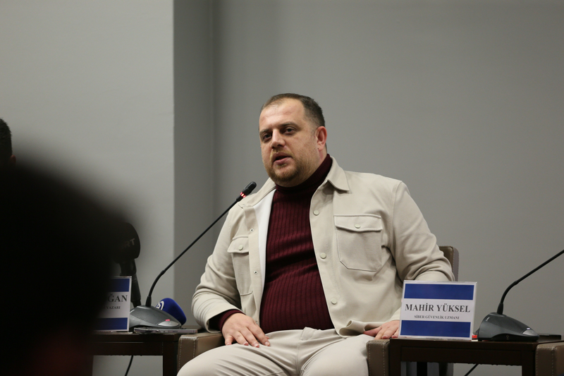 <p>Siber güvenlik Uzmanı Mahir Yüksel, sosyal medya ve siber güvenlik alanının önemli olduğuna işaret etti.</p><p>Gaziantep İslam Bilim ve Teknoloji Üniversitesi Rektörü Prof. Dr. Şehmus Demir de teknolojinin hızla geliştiğini ve yapay zekanın ciddi bir devrim oluşturduğunu belirtti.</p>