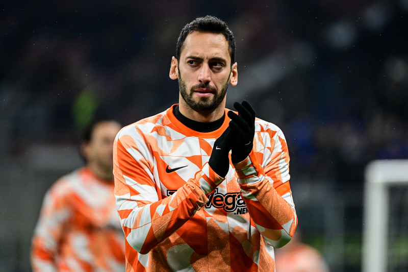 <p><b>'INZAGHI YÜREKLİ BİRİ'</b></p><p>'Simone Inzaghi'nin oyuncularla iletişim şeklini seviyorum. Her zaman kazanmak itiyor ve antrenmanda pes edersek hemen sinirleniyor. Arzulu ve hırçın biri. Sportif yönünün yanısıra çok da yürekli. Simone Inzaghi ile her şey hakkında konuşabilirsiniz.'</p>