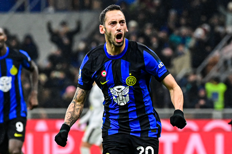 <p>Çünkü ne düşündüğümü biliyorlar. Ben kalmak istiyordum. Teklifler geldiğinde 'Siz karar verin' dedim.'</p>