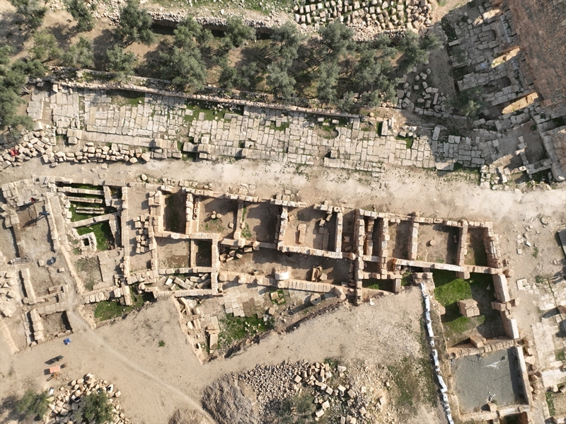 <p>Mardin M�zesi M�d�r� ve Kaz� Ba�kan� Abdulgani Tarkan, AA muhabirine, Dara Antik Kenti'ndeki kaz� �al��malar�n�n 1986'da ba�lad���n� ve g�n�m�ze kadar aral�klarla s�rd���n� s�yledi.</p>