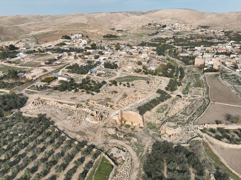 <p>Do�u Roma �mparatorlu�u'nun s�n�r�n� Sasaniler'e kar�� korumak amac�yla kurdu�u antik kentte bug�ne kadar y�r�t�len kaz� �al��malar�nda, nekropol (toplu mezarlar�n bulundu�u yer) kilise, saray, �ar��, zindan, tophane ve su bendi kal�nt�lar� ortaya ��kar�l�rken, b�lgede 10 binden fazla ok ucu ile kandil, cam, seramik eserler ve ziynet e�yalar� bulundu.</p>