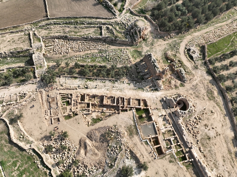 <p>'B�lgemiz Roma imparatorluk merkezine �ok uzak ancak Roma'n�n garnizon kenti. Yani en u� noktas�nda kurulmu� bir kent. Dara Antik Kenti 4 kilometre uzunlu�unda surlara sahip ve 28 burcu var. Kuruldu�u 507 y�l�nda 25 bin askerin bar�nd��� bir garnizon kenti. Sadece kent surlar� i�erisinde de�il, �evresinde de yerle�imler olmu�. Ayn� zamanda �ok b�y�k bir nekropol alan�na sahip. 507 y�l�nda imparator Anastasios taraf�ndan kurulmu�. Ancak �ncesinde de yerle�im oldu�unu tahmin etmekteyiz. �e�itli d�nemlere ait seramikler, sikkelerden yola ��karak bu alan�n tarihlenmesini yapabiliyoruz. Yani en eski Helenistik d�neme kadar gidebiliyor Dara Antik Kenti'nin tarihi. Sarn��lar, idari binalar, silah depolar�, k�pr�ler, sivil ya�ama ait yap�lar g�n�m�ze kadar ula�m��.'</p>