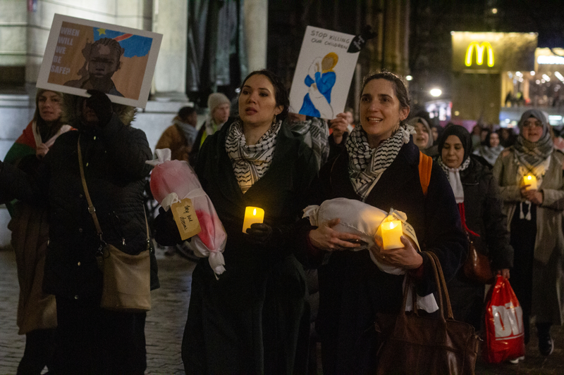 <p>Çoğunluğu kadınlardan oluşan göstericiler, ellerinde kanlı kefene sarılmış bebek maketleri, bebek mama şişeleri ve lambalar ile şehirde yürüyüş yaptı.</p>