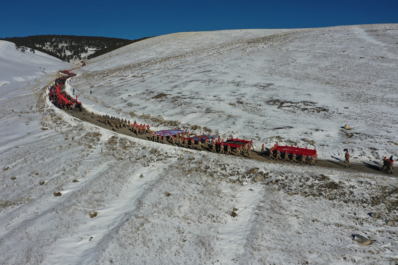 <p>Vatanda�lar, K�z�l�ubuk b�lgesinde �ehitler an�s�na ilk kez yap�lan kardan heykellerin �n�nde foto�raf �ektirdi, gen�ler de g�venlik g��leriyle hat�ra foto�raf� �ektirdi.</p>