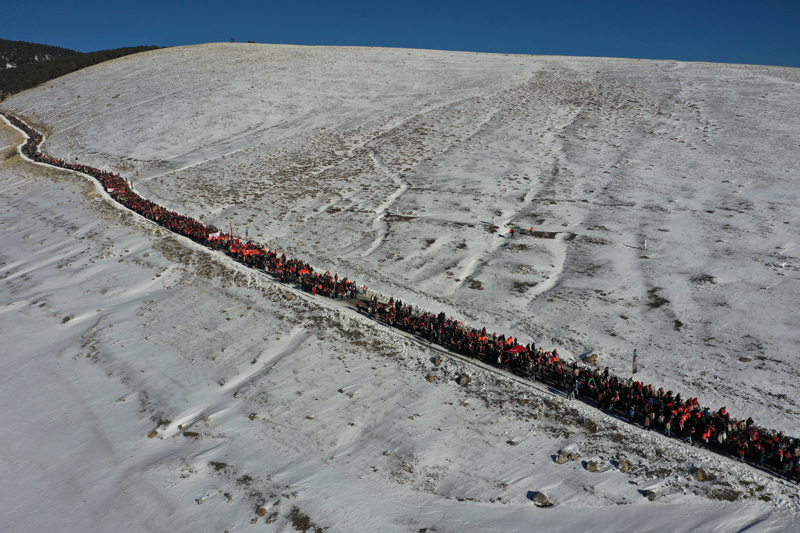 <p>Y�r�y�� g�zergah�ndaki evlerde oturan kad�nlar ile baz� vatanda�lar, evlerinde yapt�klar� yiyecek ve i�ecekleri y�r�y��e kat�lanlara ikram etti.</p>