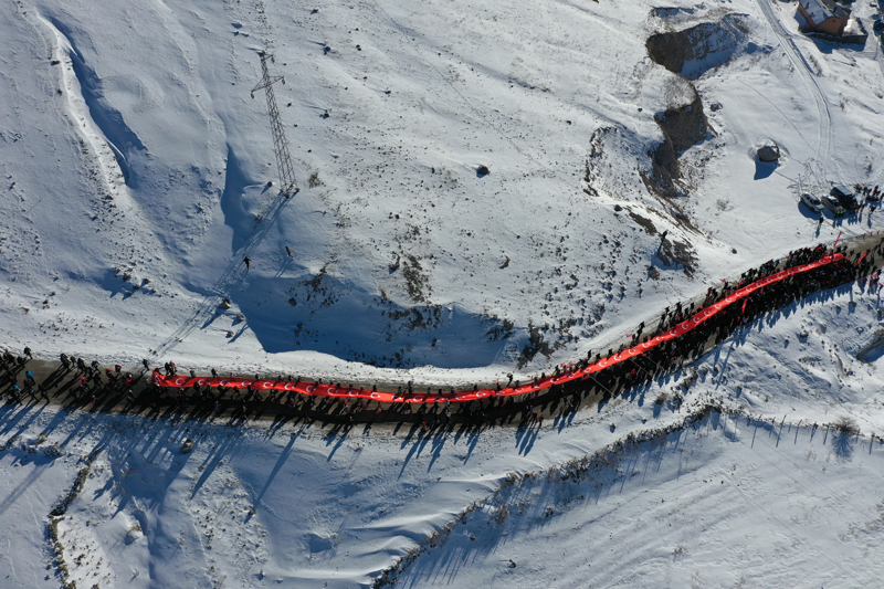 <p>Y�r�y��te 100 metre uzunlu�unda T�rk bayra�� ta��nd�.</p>