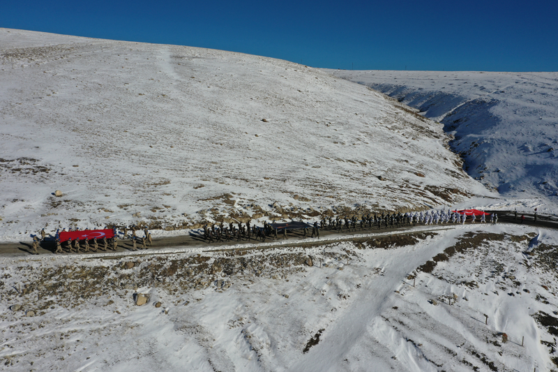 <p>Kars merkez ve Sar�kam�� il�esinden otob�slerle zirveye ula�an vatanda�lar, ellerinde T�rk bayraklar�yla y�r�yerek toplanma alan�na ula�t�.</p>