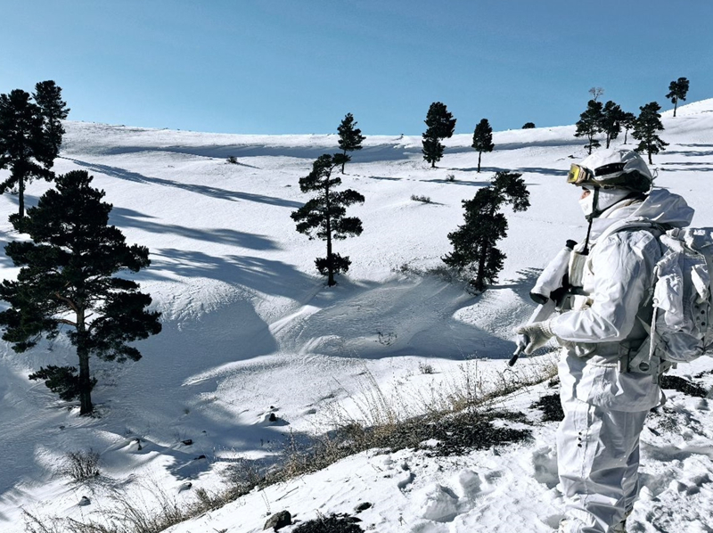 <p>Enver Pa�a komutas�ndaki Osmanl� ordusunun, 1. D�nya Sava��'nda Rus i�gali alt�ndaki topraklar� kurtarmak i�in ba�latt��� Sar�kam�� Harekat�'n�n 109. y�l� anma etkinlikleri kapsam�nda d�zenlenen programa, Gen�lik ve Spor Bakan� Osman A�k�n Bak, Aile ve Sosyal Hizmetler Bakan� Mahinur �zdemir G�kta�, Kars Valisi ve Belediye Ba�kan Vekili Ziya Polat, Aile ve Sosyal Hizmetler Bakan Yard�mc�s� Sevim Say�m Madak, AK Parti Kars Milletvekili Adem �alk�n, Sar�kam�� Kaymakam� Enis Aslantatar ile �ok say�da siyaset�i ve b�rokrat kat�ld�.</p>