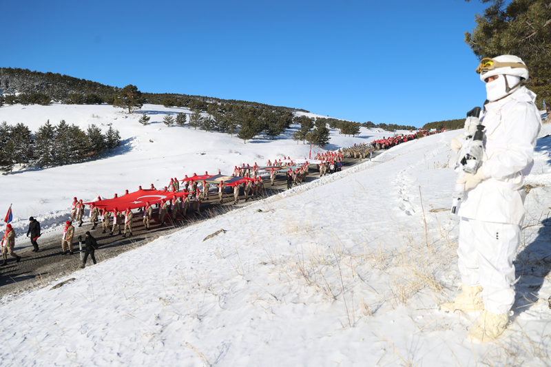 <p>Y�r�y��, il�edeki Ay-y�ld�zl� T�ren Alan�'nda sona erdi.</p>