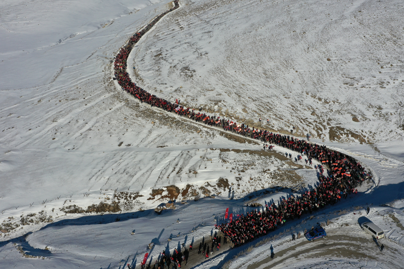 <p>Gen�lik ve Spor Bakan� Bak ile Aile ve Sosyal Hizmetler Bakan� �zdemir G�kta�, y�r�y�� boyunca vatanda�larla sohbet ederek foto�raf �ektirdi.</p>