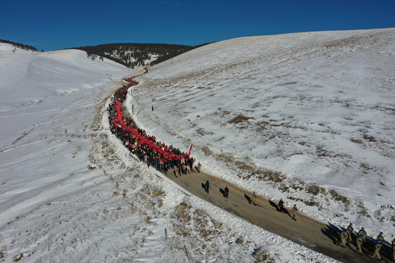 <p>�te yandan toplanma alan�nda �ad�r kuran K�z�lay ekipleri, vatanda�lara �ay, �orba gibi �e�itli ikramlarda bulundu.</p>