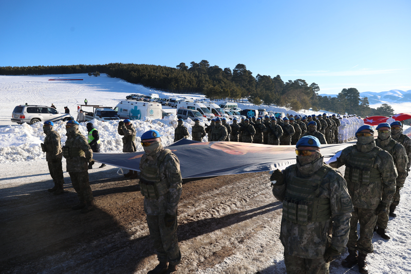 <p><b>- T�RK YILDIZLARI VE '�EL�K KANATLAR' G�STER� YAPACAK</b><br></p><p>Burada devam edecek programda, Atat�rk An�t�'na �elenk sunulup �ehitler i�in sayg� at��� yap�lacak; bir subay taraf�ndan Sar�kam�� Harekat�'n�n tarihi anlat�lacak.</p>