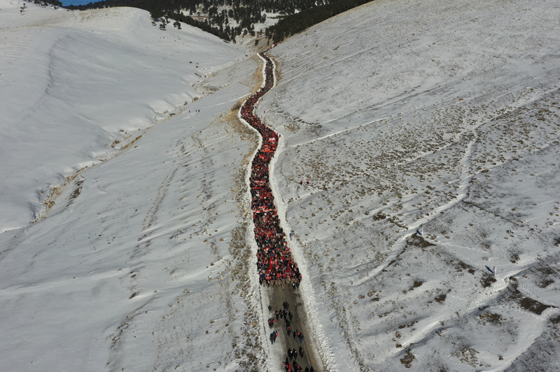 <p>Yurt i�i ve d���ndan gen�, ya�l� �ok say�da vatanda� da so�uk havaya ra�men sabah�n erken saatlerinde 'Bu toprakta izin var' ve 'T�rkiye �ehitleriyle Y�r�yor' temal� etkinli�e kat�lmak �zere, So�anl� ve Allahuekber Da�lar� aras�ndaki K�z�l�ubuk Zirvesi'nde bir araya geldi.</p>