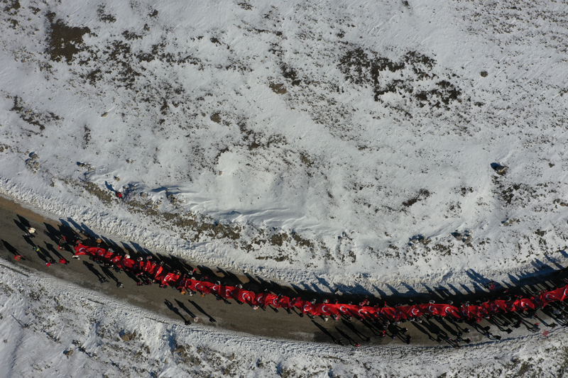 <p><b>- 10 B�NLER DUALARIN ARDINDAN Y�R�Y��E GE�T�<br></b><br></p><p>Ellerinde T�rk bayraklar� bulunan binlerce ki�i, burada Kur'an-� Kerim okuyup tekbir ve salavatlar getirerek �ehitler i�in dua ettikten sonra Ay-Y�ld�zl� T�ren Alan�'na do�ru y�r�y��e ge�ti.</p>