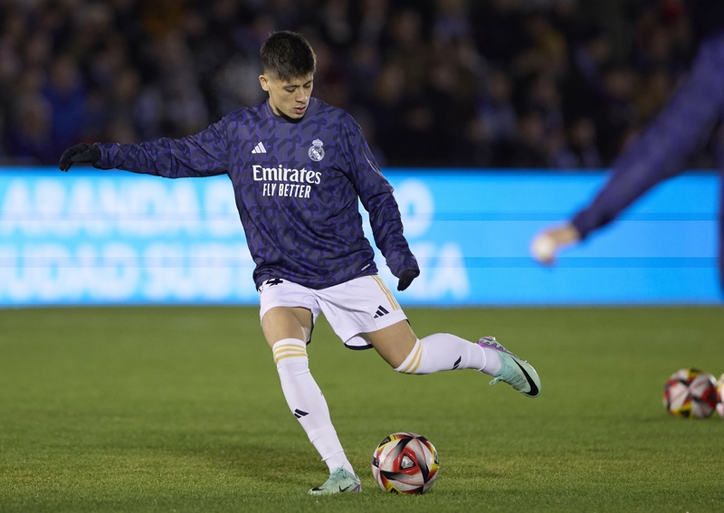 <p><b>MARCA: Arda heyecanlandırıyor </b></p><p>İspanya'da Arda Güler'in ilk maçı manşetleri süsledi. İspanya'nın yüksek tirajlı gazetlerinden Marca, Arda Güler için; 'İlk maçında klas ve karakterli bir oyun sergiledi. Türk oyuncu kalitenin en saf haliydi. Her kontrolünde, topsuz hareketlerinde, oyun karşılama biçiminde, bir sonraki pası öngörme biçiminde. Arda'nın heyecan verici oyunu dün akşamki Real Madrid'in en iyi yanıydı' ifafelerine yer verdi.</p>