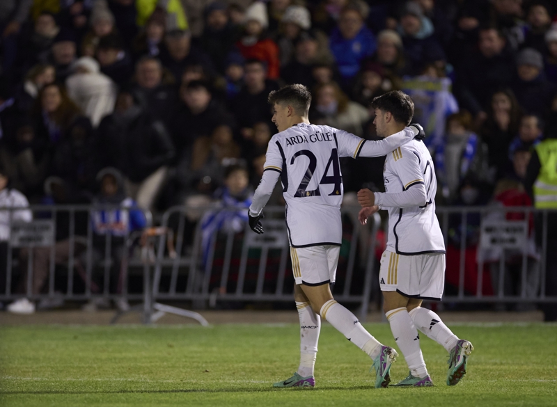 <p>Topun başına Ceballos ve Arda geçti. İspanyol oyuncu bir süre serbest vuruşu kullanma konusunda ısrar etse de ardından topu Arda'ya bıraktı. Arda'nın şutunda top direkten auta gitti.</p>