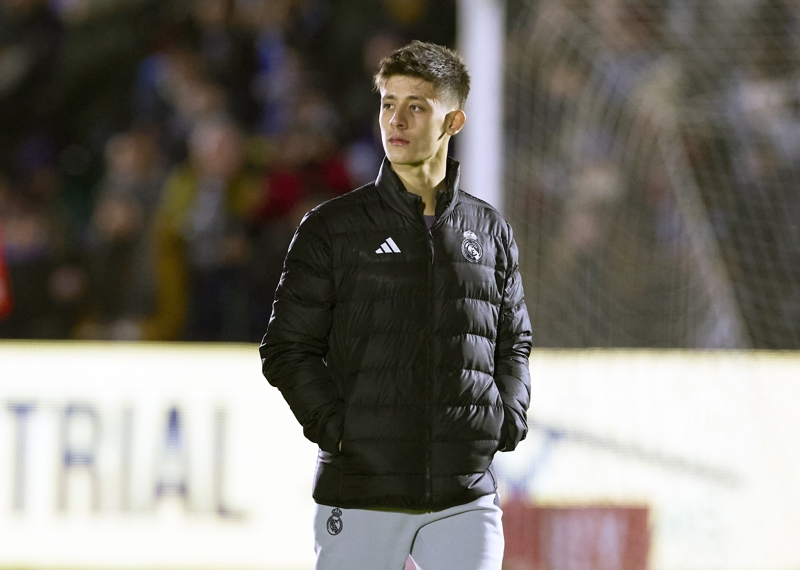 <p><b>AS: İlk görüşte umut </b></p><p>İspanyol AS ise, Arda için; 'Arda: İlk görüşte umut' başlıklı bir haber yayınladı. Haberde; 'Türk oyuncu üç sakatlıktan sonra nihayet ilk maçına çıktı ve umut dolu bir 60 dakikaya imza attı. Üç şut, bir direkten dönen top ve % 90 pas isabeti. İlk yarıda Real Madrid'in açık ara en iyi hücumcusuydu. Mümkün olan her fırsatta şut attu ve ilk iki pozisyonda kötü olduğu dünüşülen sağ ayağıyla çekinmeden vurdu.'</p>