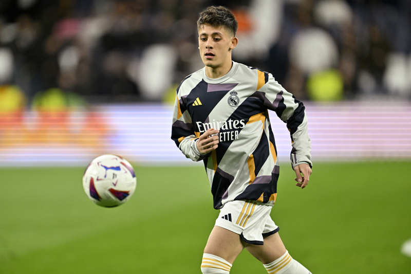 <p><b>BİR TOPU DİREKTEN DÖNDÜ </b></p><p>İlk kez Real Madrid formasıyla sahaya çıkan 18 yaşındaki oyuncu çok istekli bir görüntü çizdi. Karşılaşmanın 18. dakikasında konuk ekip bir serbest vuruş kazandı.</p>