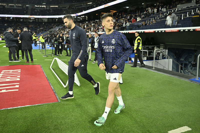 <p><b>MUNDO DEPORTIVO: Arda'nın gölgesinde kaldılar </b></p><p>İspanyol Mundo Deportivo ise haberde şu ifadelere yer verdi; 'Ancelotti, Arandina karşısına alışılmadık bir 11 ile çıktı. Ancak tüm bunlar, Real Madrid'in şüphesiz en büyük ilgi odağı olan Arda Güler'in gölgesinde kaldı. Türk oyuncu ilk yarının en iyi isimlerinden biriydi.'</p>