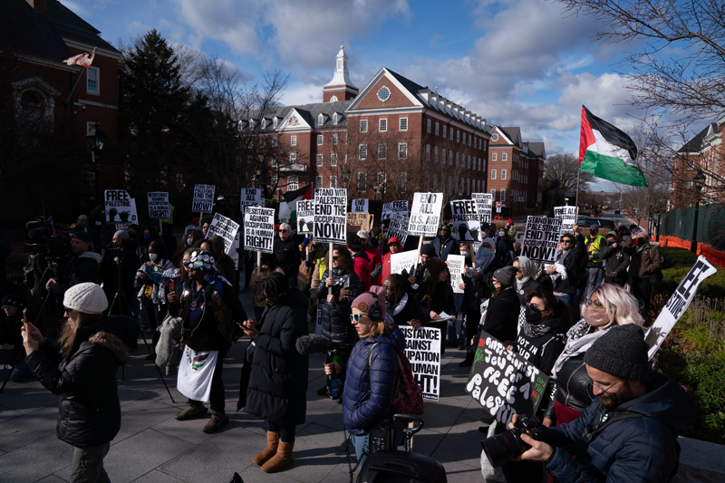 <p>Pankartlar ve Filistin bayraklar tayan gstericiler srail'in Gazze'ye ynelik saldrlarn protesto etti.</p>