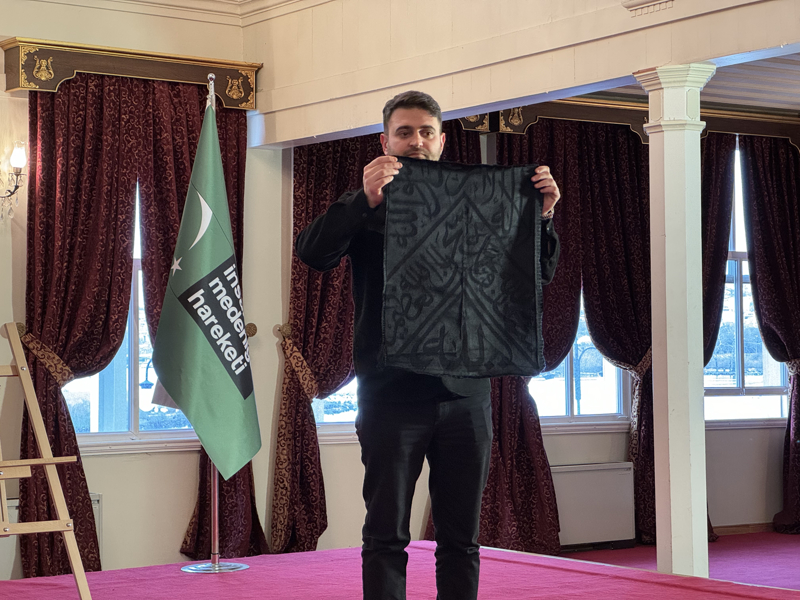 <p>Müzayedenin açılışında Kur'an-ı Kerim tilavetinin ardından konuşan İnsan ve Medeniyet Hareketi Genel Başkanı Kemal Özden, 7 Ekim 2023'ün bütün dünyanın unutmayacağı, tarihte bir kırılmanın ve değişimin başladığı gün olarak kayıtlara geçeceğini söyledi.<br></p>