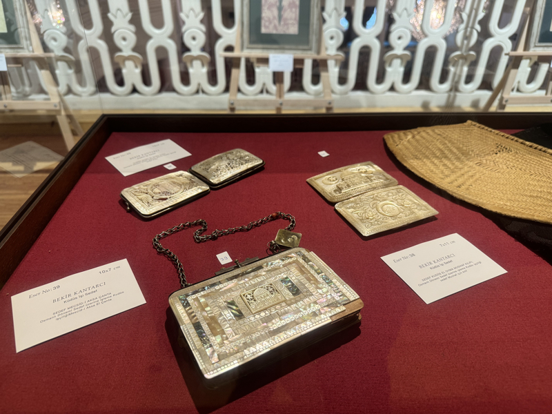 <p>Müzayedede Bahariye Sanat Atölyeleri sanatçılarının eserleri, Bekir Kantarcı'nın Kabe koleksiyonu, Ömer Faruk Aksoy'un fotoğraflarının yanı sıra Hasan Çelebi, Ferhat Kurlu, Nilüfer Kurfeyz, Selim Sağlam, Mamure Öz ve Meryem Nevruzi'nin de arasında bulunduğu yerli ve yabancı sanatkarların eserleri satışa sunuldu.<br></p>