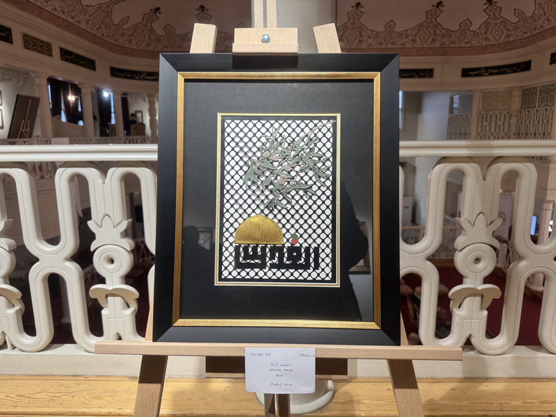 <p>Geleneksel sanat eserlerinden fotoğraflara, özel koleksiyonlardan usta sanatçıların eserlerine kadar yaklaşık 90 parçadan oluşan geniş bir seçkinin yer aldığı müzayedede, Meryem Güney'in 'Kutlu Yolculuk' adlı katı eseri 750 bin, Bekir Kantarcı koleksiyonundan Kabe Örtüsü ise 600 bin liraya alıcı buldu.<br></p>