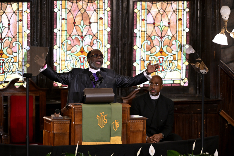 <p>Göstericilerin dışarı çıkarılmasının ardından salonda kalanlar, Biden lehine '4 yıl daha' şeklinde tezahüratta bulunurken, Biden'ın protesto karşısındaki şaşkınlığı kameralara yansıdı.</p>