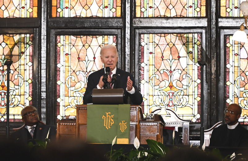 <p>Bir başka gösterici, '20 bin kişi hayatını kaybetti, onların kanı da sizin elinizde.' diye konuştu.</p>