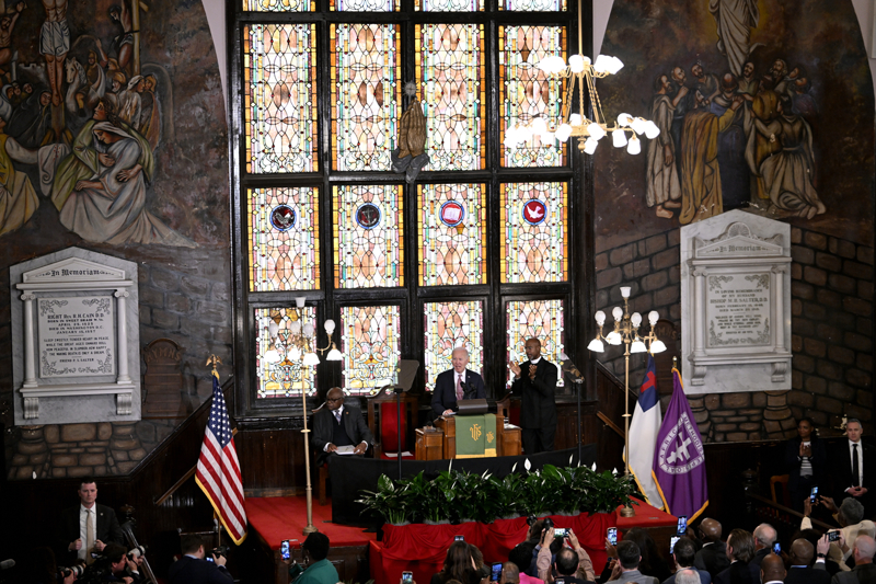 <p>Daha sonra görevlilerce dışarı çıkarılan göstericiler, bu sırada ateşkes çağrısıyla slogan atmaya devam etti.</p>