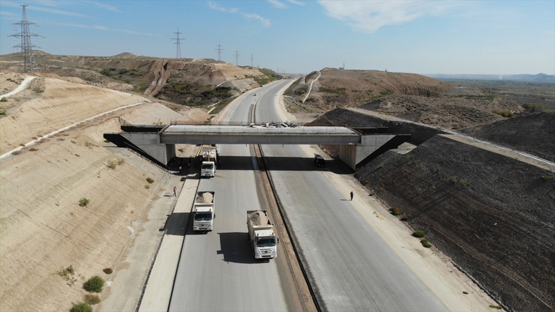 <p>Fuzuli ilinin Horadiz kasabasından Ermenistan sınırına, Zengilan ilinin Ağbend kasabasına uzanan Horadiz-Ağbend hattının inşasını Azerbaycan Devlet Demir Yolları gerçekleştiriyor. Hattın yapımında Türk şirketleri de aktif yer alıyor.</p>