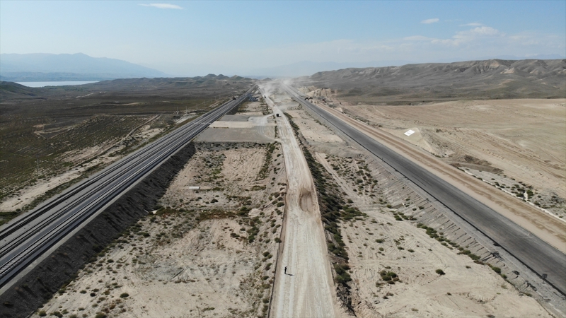 <p>Azerbaycan Otoyolları Devlet Ajansının koordinesinde gerçekleştirilen inşaatı Türk şirketleri hayata geçiriyor.</p>