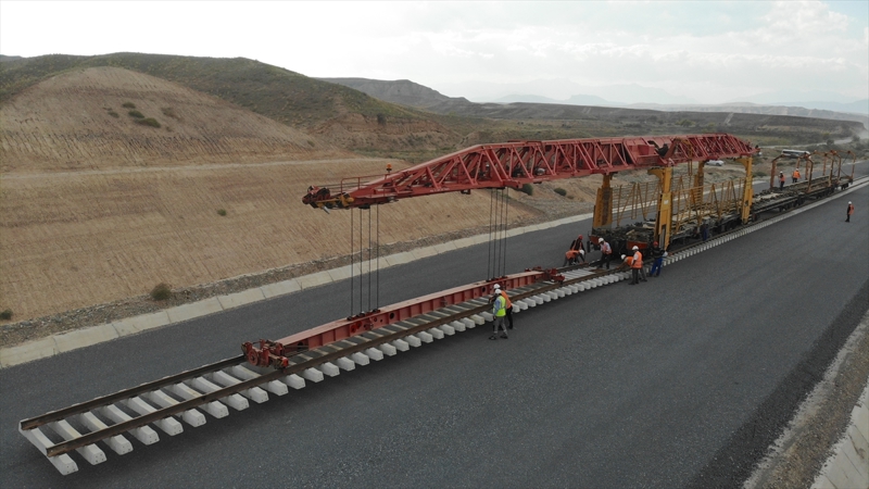 <p>İki ülke arasında imzalanan anlaşmalar gereği Aras Nehri üzerinde kara yolu ve demir yolu köprüleri inşa edilerek Nahçıvan'a İran üzerinden de ulaşım sağlanacak.</p>