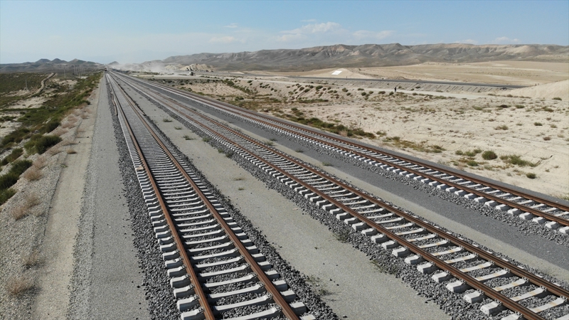 <p>Ermenilerin işgal döneminde döşediği mayınların ve zor arazi koşullarının yapımında birtakım zorluklara neden olan hattın yıl sonuna kadar tamamlanması öngörülüyor.</p>