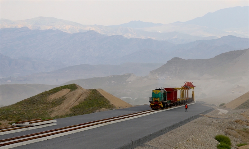 <p>Azerbaycan, savaşın ardından vakit kaybetmeden, kendi topraklarından Ermenistan sınırına uzanan kara ve demir yollarının yapımına başladı. Zengezur Koridoru güzergahının Azerbaycan topraklarındaki kısmında demir yolu ve kara yolu çalışmaları hızla devam etse de Ermenistan, bu hususta henüz adım atmadı.</p>