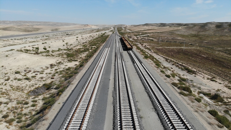 <p>Horadiz-Ağbend hattında projelendirmenin yüzde 82'si, inşaat çalışmalarının ise yüzde 45'i tamamlanarak 69,7 kilometrelik ray döşendi. Hattın her iki kısmındaki 30'ar metre alan mayınlardan temizlendi.</p>