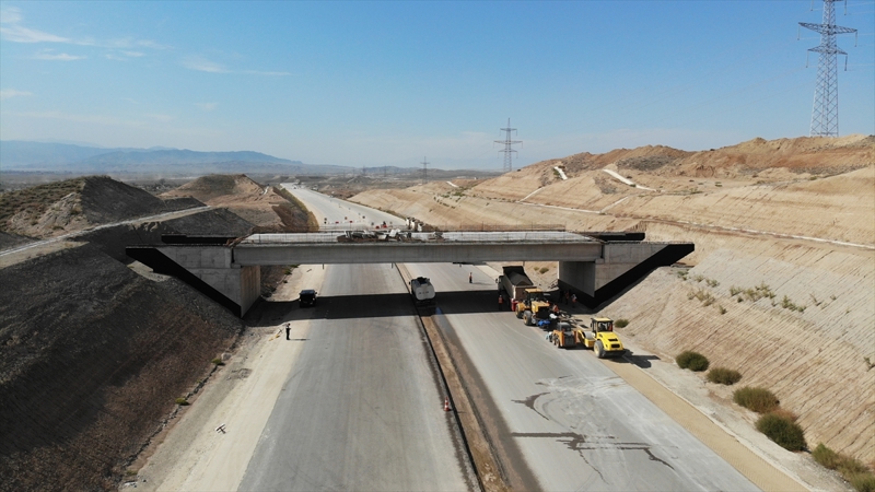 <p>Ermenistan'la olmaması halinde alternatif güzergahlar üzerinde de çalışan Azerbaycan, ülkeyi İran üzerinden Nahçıvan'a bağlayacak kara ve demir yolu hatlarının yapımı hususunda Tahran yönetimiyle anlaştı.</p>