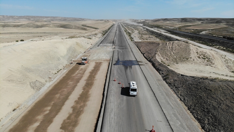 <p>110,4 kilometrelik hattın üzerinde 9 istasyon ile köprü, araç geçidi, tünel, drenaj borusu gibi yaklaşık 500 yapı bulunuyor.</p>