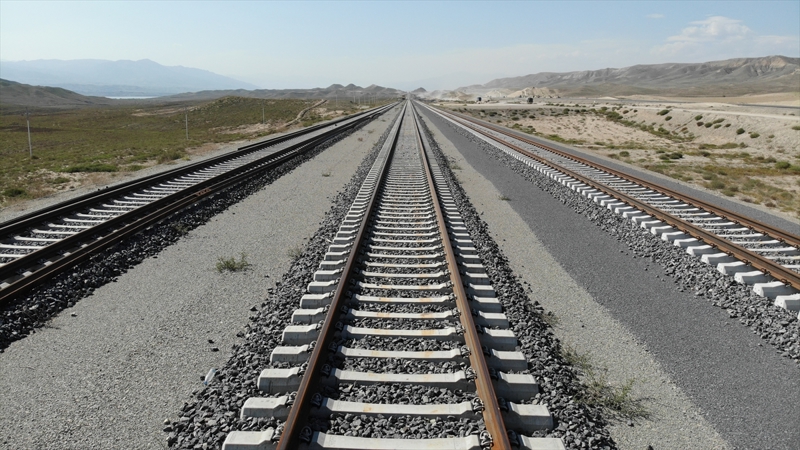 <p><font size='3'><b>- Kara yolunun yüzde 80'inden fazlası tamamlandı</b></font></p><p>Demir yoluna paralel olarak Azerbaycan, Horadiz'den Ağbend kasabasına 123,5 kilometrelik yeni kara yolu inşa ediyor.</p>