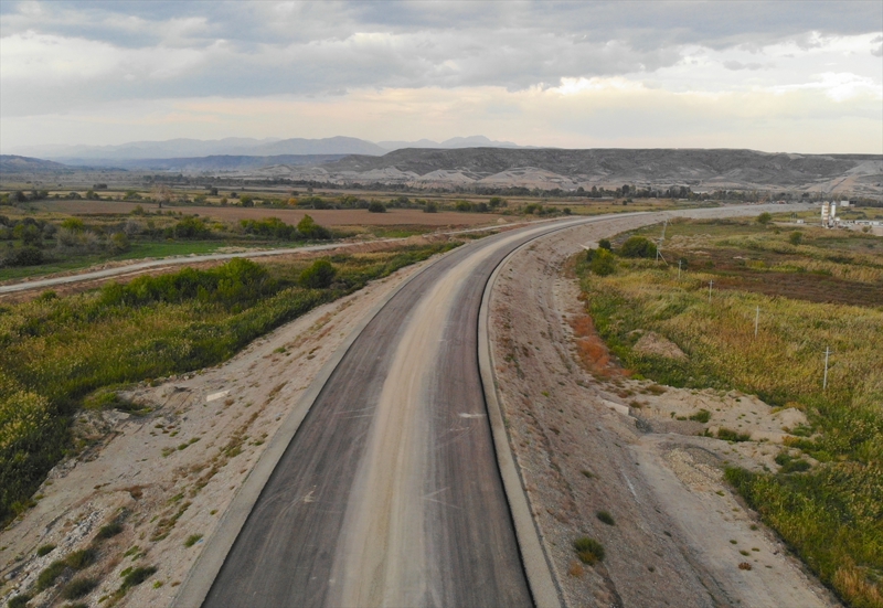 <p>Ordubad'dan, Nahçıvan'ın kuzeyinde bulunan, Türkiye, Ermenistan ve İran'a yakın Velidağ İstasyonu'na kadarki 158 kilometrelik hat ise kapsamlı tamir edilecek.</p>