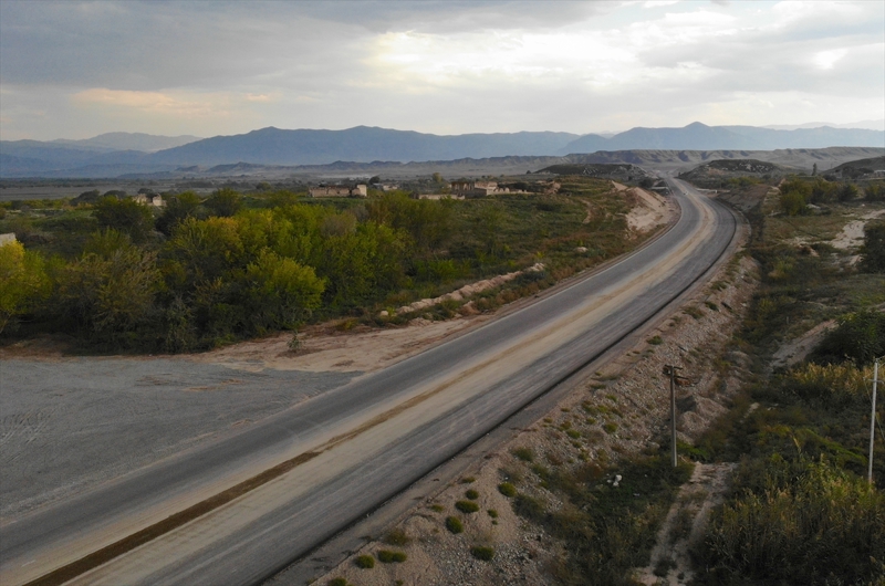 <p>Bu projelerin tümü gerçekleştirildiğinde Türkiye ile Azerbaycan arasında yeni ulaşım bağlantısı sağlanacak. Aynı zamanda Türkiye ile Rusya arasında Azerbaycan üzerinden kesintisiz kara ve demir yolu iletişimi sağlanmış olacak.</p>