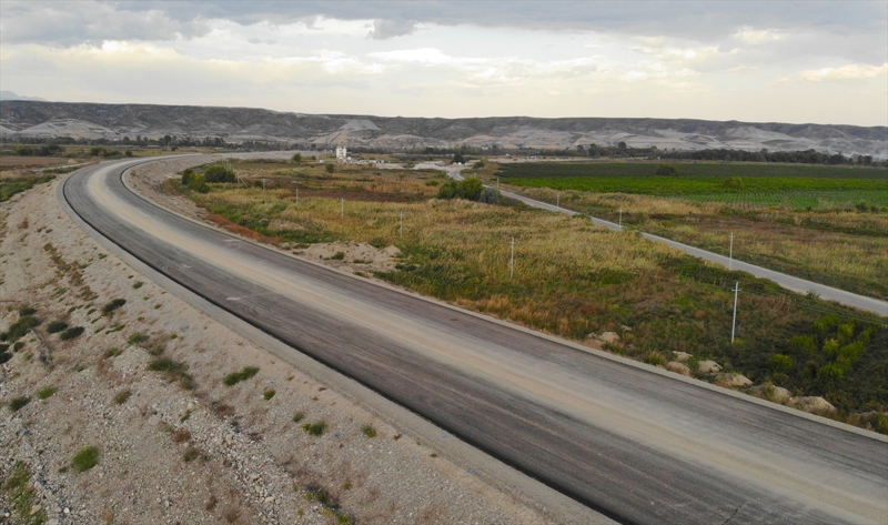 <p>Türkiye ve Azerbaycan'ın, Kars'ı, Nahçıvan'a bağlayacak demir yolu hattı projesi de bulunuyor. İhalesi yapılan projenin çalışması yıl içerisinde başlayacak.</p>