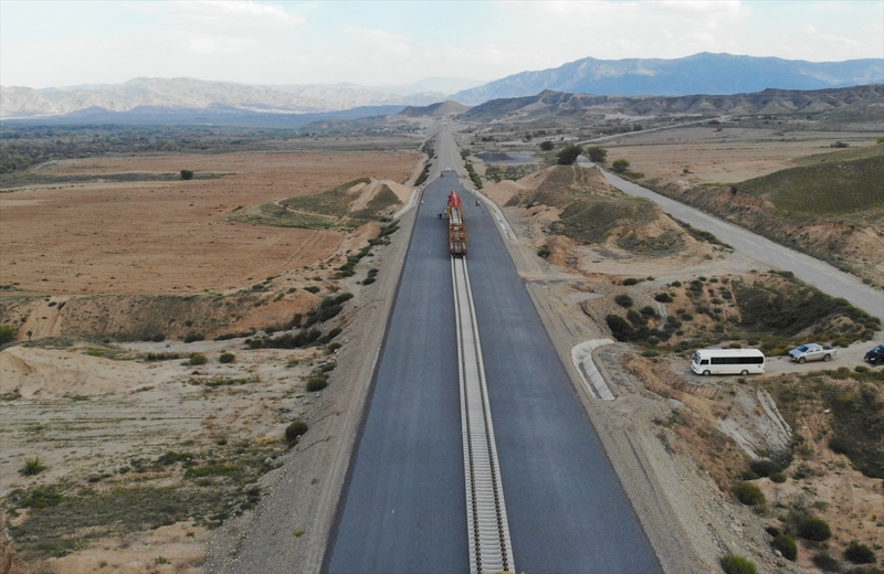 <p><font size='4'><b>- Türkiye ile Azerbaycan arasında yeni bağlantı: Zengezur Koridoru</b></font></p><p>Bakü'den Horadiz kasabasına kadar kara yolu ve demir yolu hatları işlek durumda. Bu hatların Horadiz'den Ermenistan sınırına kadarki kısmının bazı bölümleri Ermenistan işgali döneminde tahrip edildi, bazı bölümleri ise yapılan barajın suları altında kaldı. Dolayısıyla Horadiz'den Nahçıvan'ın Ordubad iline uzanan 166 kilometrelik yeni demir yolu hattı inşa edilecek.</p>